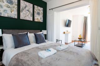 Studio Apartment with 65" Smart TV - Newport - 0