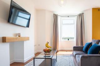 Studio Apartment with 65" Smart TV - Newport - 8