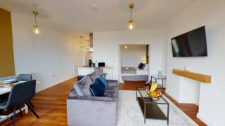 Studio Apartment with 65" Smart TV - Newport - 5
