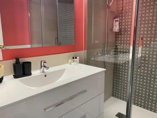 Piso muy moderno para 4 personas y una cuna a 7 min caminando a la playa, con aire, balcón con vistas y 2 piscinas - 2