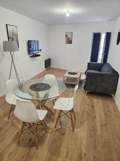 T2 chaleureux, calme et entièrement rénové. - 3