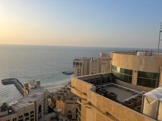 fantastic city & Seaview Master bedroom in 3bedroom apartment - 1