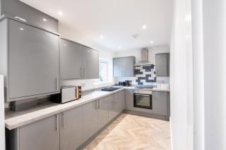 3-Bedroom home - TV in every room - Free parking - ideally located in Swansea - 7