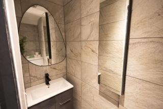 Sizzling London Studio with Jacuzzi & Private Bath - 1