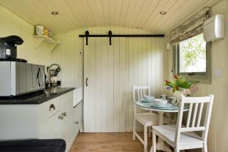 Finest Retreats - Hay and Hedgerow Glamping - 2