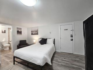 Affordable Double Bed Parking Downtown A plus WiFi - 0