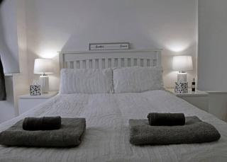 Peaceful location with FREE parking for 2 cars - hosts up to 4- business or leisure stays, inc hot-tub-Netflix-complimentary breakfast - Southampton - 2