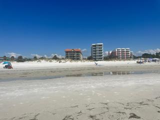 Steps to beach with No Resort Fees and FREE parking 2 - 4