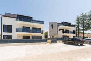Villa Matic ground floor apartment with shared pool - Funtana - 2
