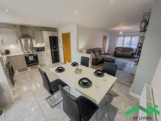 Contractors - NHS Staff - Close to amenities - New Waltham - 7