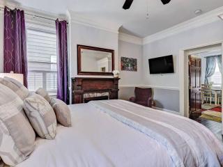 Historic Savannah Gold Private Condo with Pool - 2bed, 1&half bath, Sleeps 6, 1st Floor, 15 Min Walk To Historic Savannah Center And All Attractions - Savannah - 1