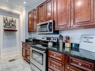 Historic Savannah Gold Private Condo with Pool - 2bed, 1&half bath, Sleeps 6, 1st Floor, 15 Min Walk To Historic Savannah Center And All Attractions - 7