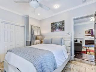 Historic Savannah Gold Private Condo with Pool - 2bed, 1&half bath, Sleeps 6, 1st Floor, 15 Min Walk To Historic Savannah Center And All Attractions - 7