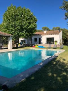 Proche Aix-en-Provence maison avec piscine - 10 personnes - Rognes - 0