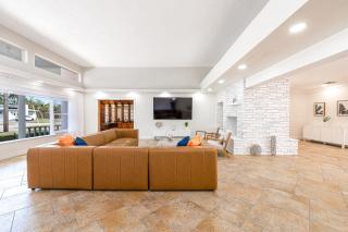 Tropical Waterfront Family Oasis - Amazing Location - 7