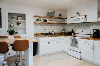 NEW! Cozy and Modern unit with Hot tub - 9