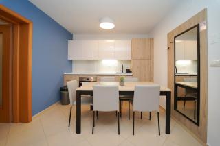 Garden Palace Pool Deluxe Apartment - 6