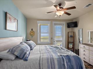 The Perfect Bay-Front Destination - 4