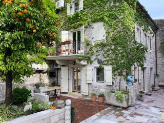 Olea Apartments in a Historic 17th Century Palace Perast - Perast - 1