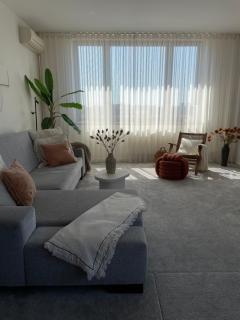 Panorama View Design Apt in Old Town - Free Parking - Bratislava - 8