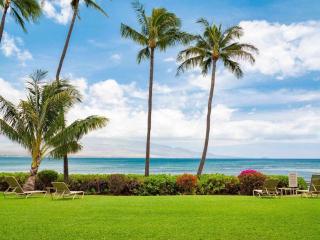 Stunning Maui Direct Ocean front on the beach, Walk to beach from Condo, Watch Turtles, Whales, AC in all rooms ocean view Pool and Spa - Wailuku - 4