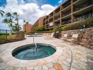 Stunning Maui Direct Ocean front on the beach, Walk to beach from Condo, Watch Turtles, Whales, AC in all rooms ocean view Pool and Spa - Wailuku - 5