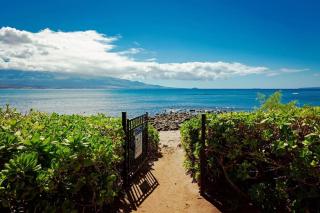 Stunning Maui Direct Ocean front on the beach, Walk to beach from Condo, Watch Turtles, Whales, AC in all rooms ocean view Pool and Spa - Wailuku - 7