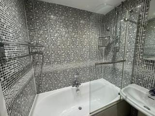 2 bedroom House with Parking & Garden - Sunbury Common - 4