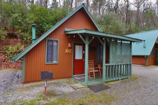Cozy cabin w/ fireplace 3 minutes to Helen! #2. - Helen - 1