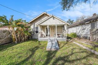 Beachy Bungalow! 2BD, King Bed - 1