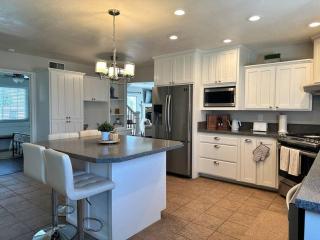 HC Accessible 4 Bed 3 Bath with Sparkling Pool and Spa-we have lifts and roll in shower - Santee - 4