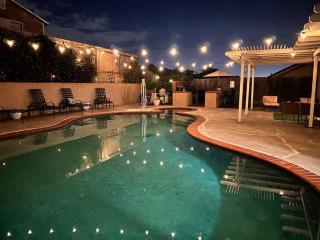 HC Accessible 4 Bed 3 Bath with Sparkling Pool and Spa-we have lifts and roll in shower - Santee - 0