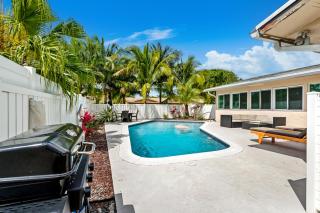 Gorgeous open concept 4 BR with heated pool and lounge area - 3