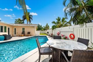 Gorgeous open concept 4 BR with heated pool and lounge area - 2