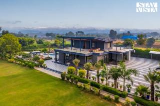StayVista's Hampton Acres - Outdoor Pool, Vast Lawn & Terrace - Dhauj - 9