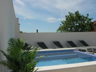 Schöne Wohnung in Kaštel Sućurac mit grünem Garten und schöner Aussicht - Kaštela - 4