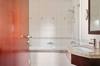 Beachfront Dubai Villa for 10 Guests with Full Kitchen & View - 1