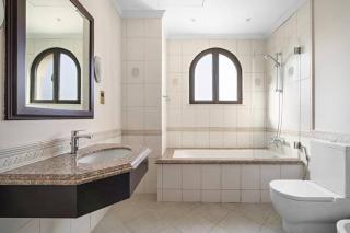 Beachfront Dubai Villa for 10 Guests with Full Kitchen & View - Dubai - 4