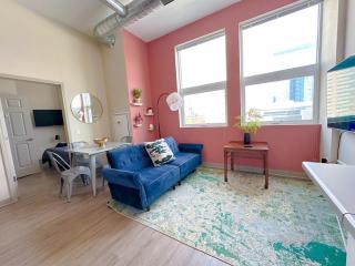 McCormick 2br/2ba Oasis with Optional Parking, Patio, Gym for up to 6 guests - Chicago - 4