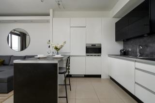 Spacious Apartment Located near Racławice Panorama by Noclegi Renters - 3