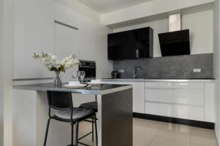 Spacious Apartment Located near Racławice Panorama by Noclegi Renters - Wrocław - 8
