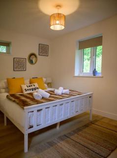 ''The Den'' Lakeview Apartment at Watersedge - Bishampton - 1