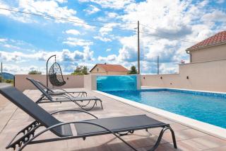 Villa Nada for 10 people with pool & integrated whirlpool - Galovac - 1