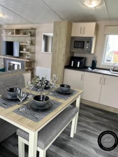 The Retreat 38, pet friendly, WiFi, central heating, bed linen - Meadow Lakes Caravan & Lodge Hire - Chapel Saint Leonards - 8