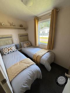 The Retreat 38, pet friendly, WiFi, central heating, bed linen - Meadow Lakes Caravan & Lodge Hire - Chapel Saint Leonards - 6