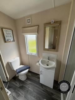 The Retreat 38, pet friendly, WiFi, central heating, bed linen - Meadow Lakes Caravan & Lodge Hire - Chapel Saint Leonards - 5