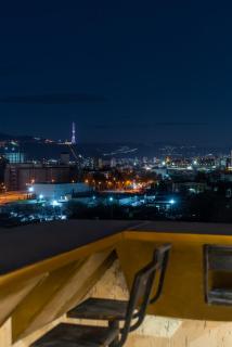 Cozy apartment with a beautiful view of old town - Tbilisi - 2