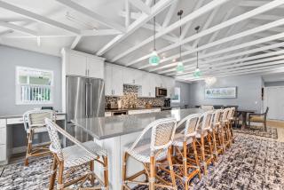 Go to the beach from expansive heated pool home - Fort Myers Beach - 4