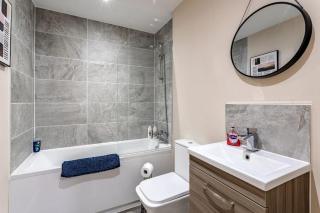 Bright 1 Bedroom Flat in Salford with Parking Available - Manchester - 5