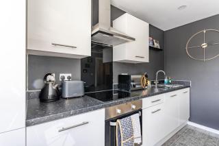 Bright 1 Bedroom Flat in Salford with Parking Available - Manchester - 6